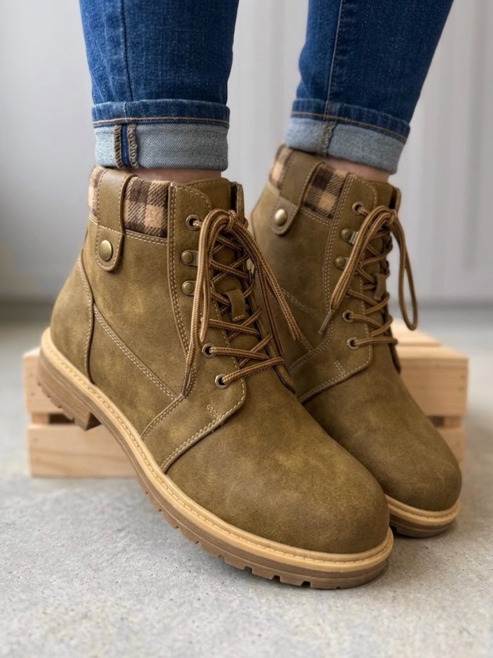 Anjoufemme Cozy Plaid-Cuff Lace-Up Outdoor Boots